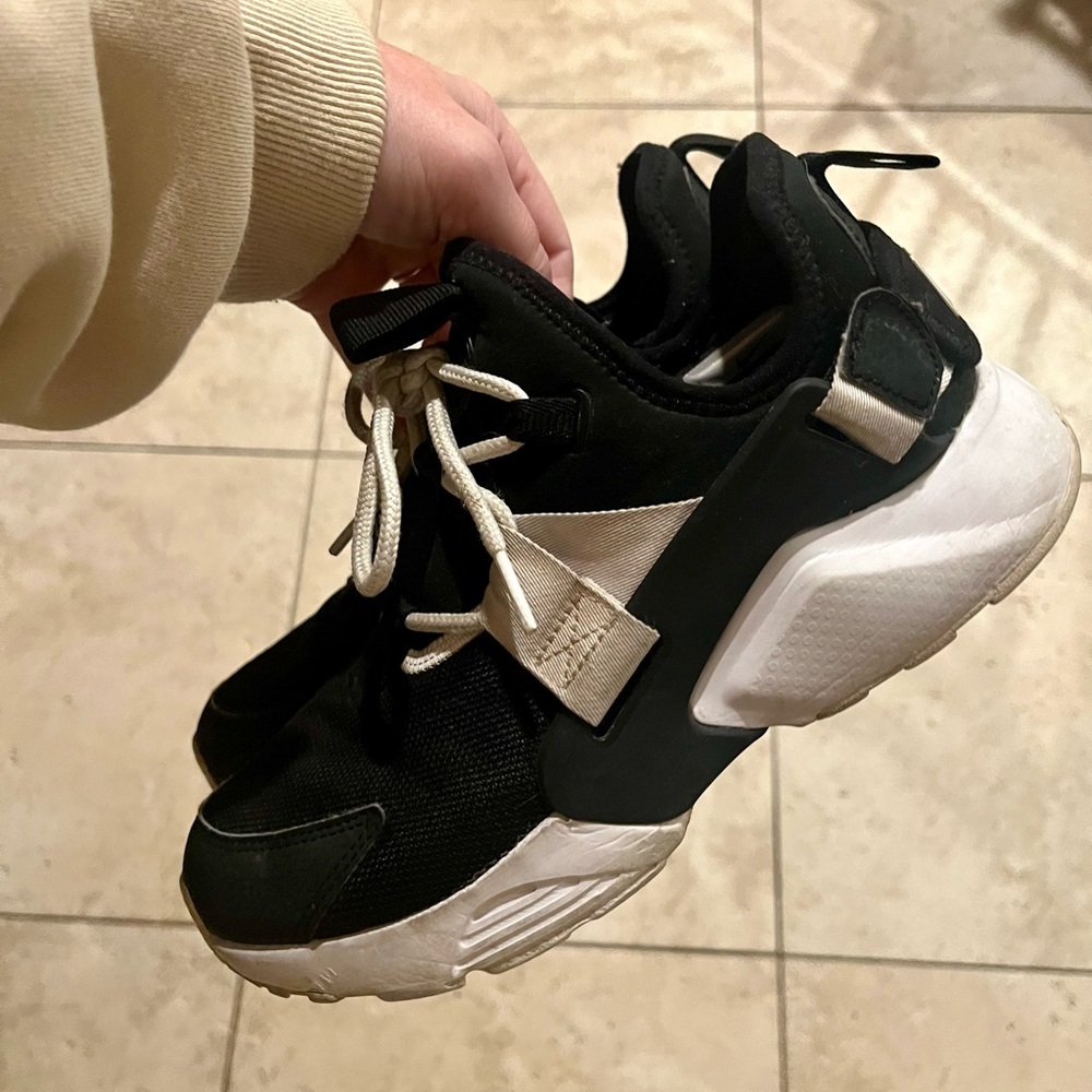 Women’s Nike Huarache Sneakers Size 7